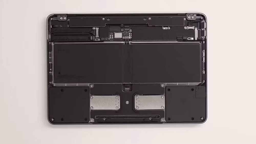 Lợi thế thứ ba đến từ thiết kế bộ nhớ tích hợp, khi Apple đưa RAM trực tiếp vào SoC thay vì dùng linh kiện rời, giúp tránh biến động giá DRAM đang tăng mạnh trên thị trường toàn cầu.