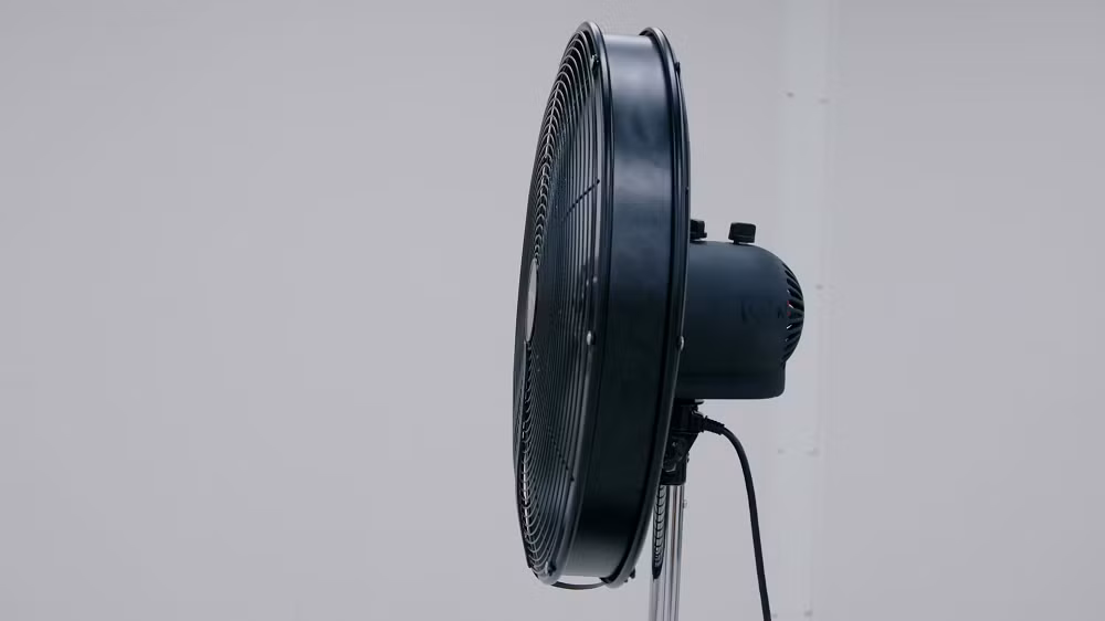 Thiết bị này tích hợp camera ngay trên thân quạt, kết hợp vi xử lý nội bộ để phân tích hình ảnh, từ đó điều khiển motor xoay đầu quạt chính xác mà không cần kết nối Internet.