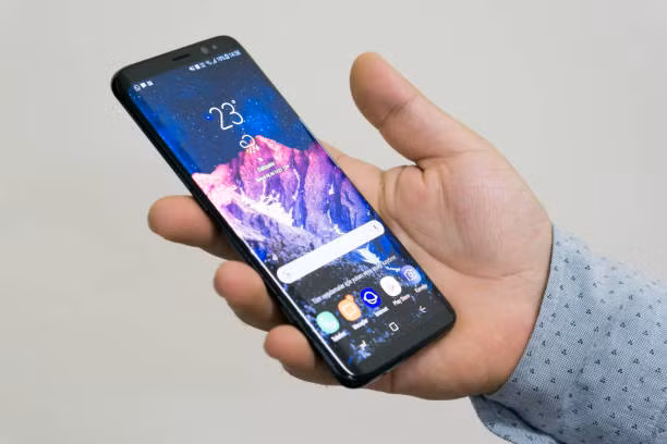 Đối với các thiết bị Samsung Galaxy, mỗi lần người dùng chỉnh sửa ảnh hoặc video rồi chọn tùy chọn “Lưu” thay vì “Lưu bản sao”, ứng dụng Bộ sưu tập vẫn tự động giữ lại tệp gốc nhằm phục vụ tính năng hoàn tác chỉnh sửa trong tương lai.