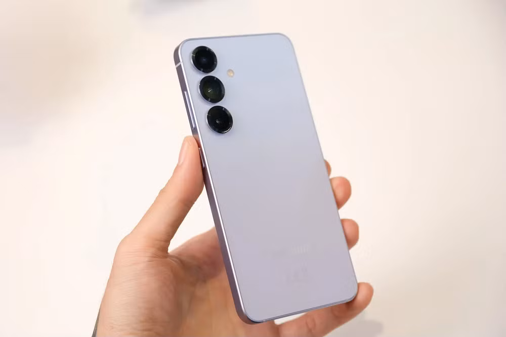 Galaxy S26 chỉ nâng cấp nhỏ về màn hình 0,1 inch và pin thêm 300 mAh, chưa đủ hấp dẫn để chi thêm tiền.