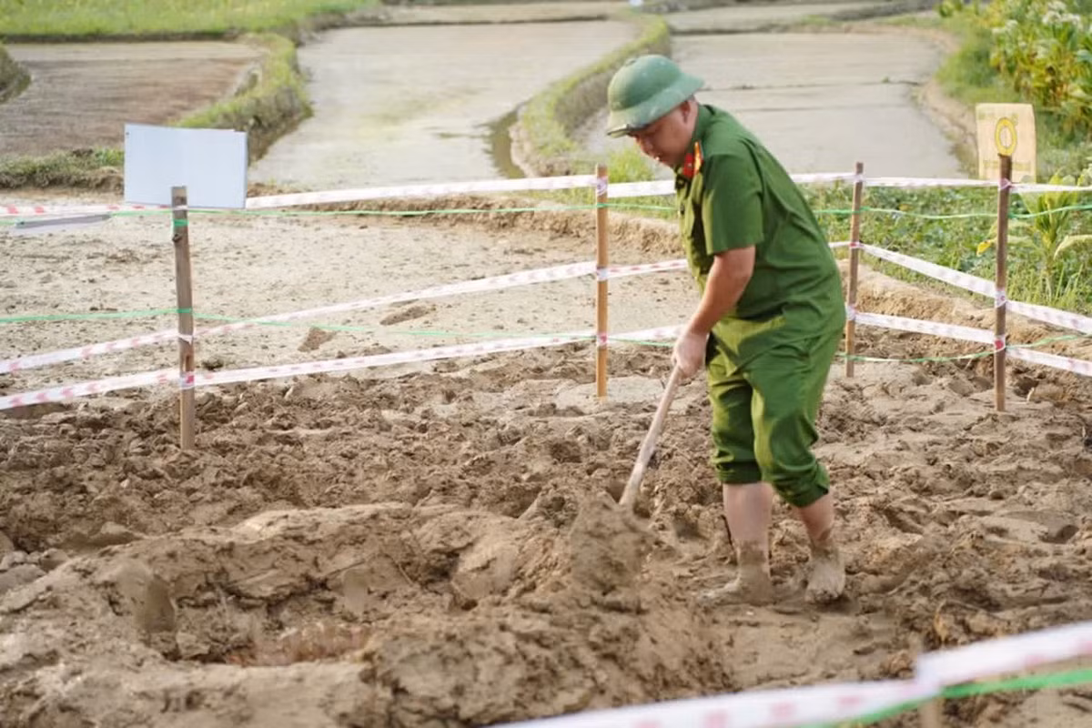 Đất được đắp quanh khu vực miệng hố nhằm hạn chế nước từ các thửa ruộng lân cận thấm xuống, tránh nguy cơ tiếp tục sụt lún.