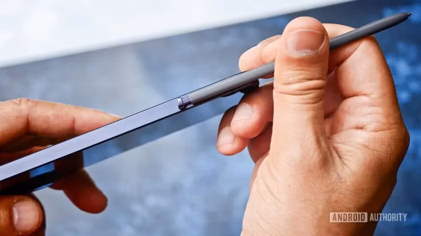 Điểm nổi bật nhất nằm ở việc Samsung trang bị kính Gorilla Glass Victus+ cho cả mặt trước lẫn mặt sau, một điều gần như “xa xỉ” trong phân khúc tầm trung hiện nay. (Android Authority)