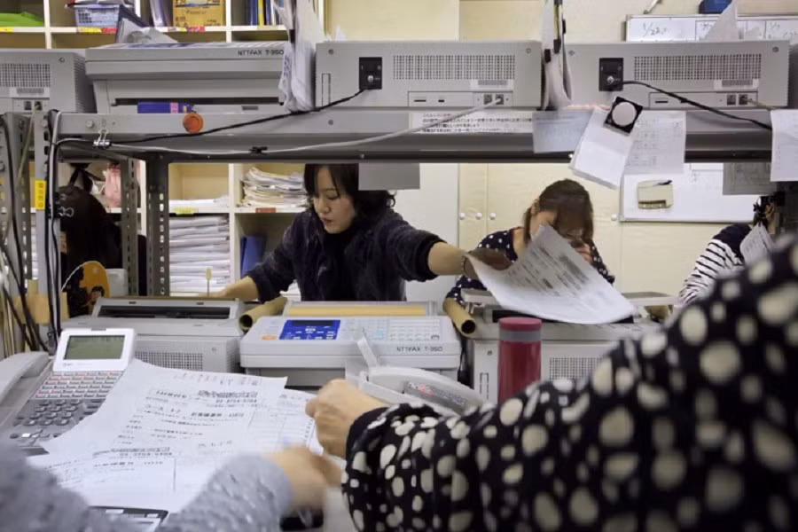 Hệ quả là bộ máy hành chính vẫn dùng máy fax, con dấu hanko và đĩa mềm trong thời đại 4.0.