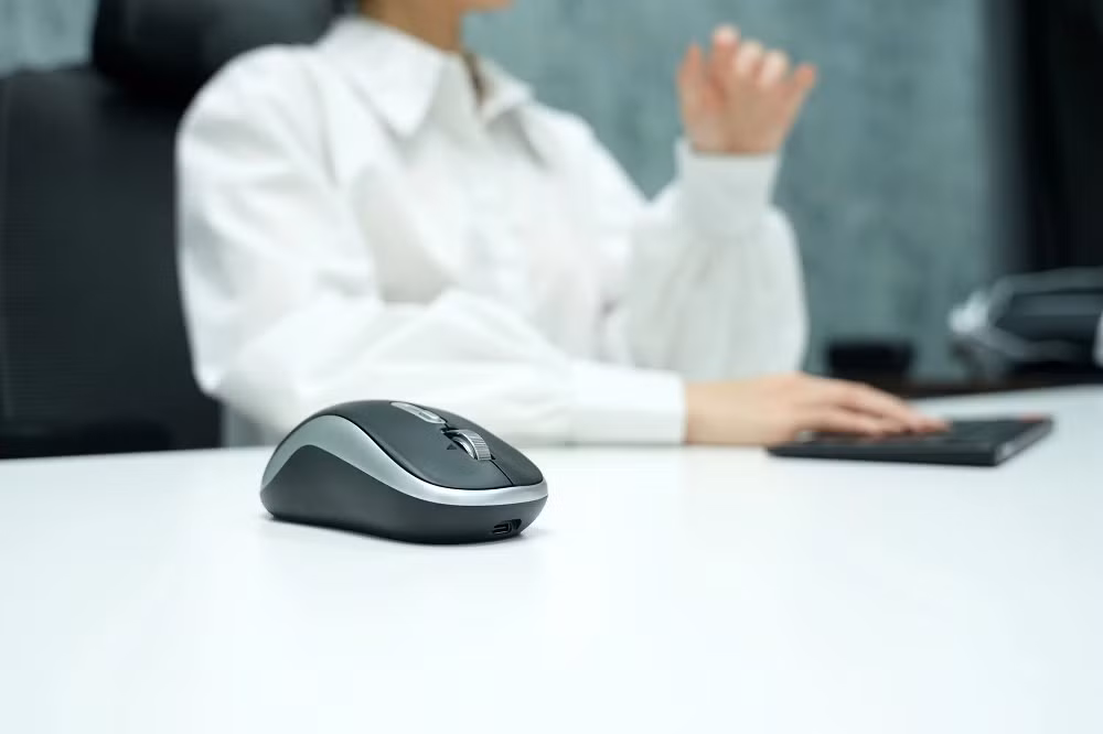 Cảm biến quang học hỗ trợ DPI từ 1000-4800, đáp ứng tốt nhu cầu văn phòng và thiết kế cơ bản.
