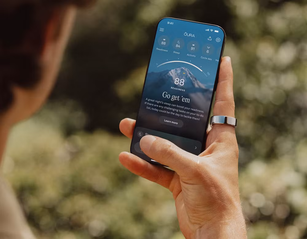 Theo CEO Oura, công ty không bán dữ liệu người dùng cho bên thứ ba dưới bất kỳ hình thức nào nếu không có sự cho phép rõ ràng từ chính chủ sở hữu dữ liệu, đồng thời nhấn mạnh rằng không có cơ quan chính phủ nào được phép truy cập dữ liệu sức khỏe của khách hàng thông qua các chương trình hợp tác mà Oura đang tham gia.