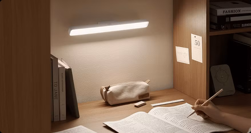 Đèn không dây đa năng Xiaomi Magnetic Reading Light Bar thiết kế dạng thanh, gắn bằng nam châm, chiếu sáng linh hoạt, giá khoảng 465.000 đồng.
