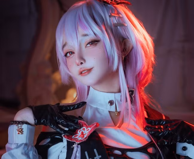 Người hâm mộ gọi cô là “coser U50” vì nhan sắc trẻ trung, làn da mịn màng và thần thái tự tin như gái đôi mươi.