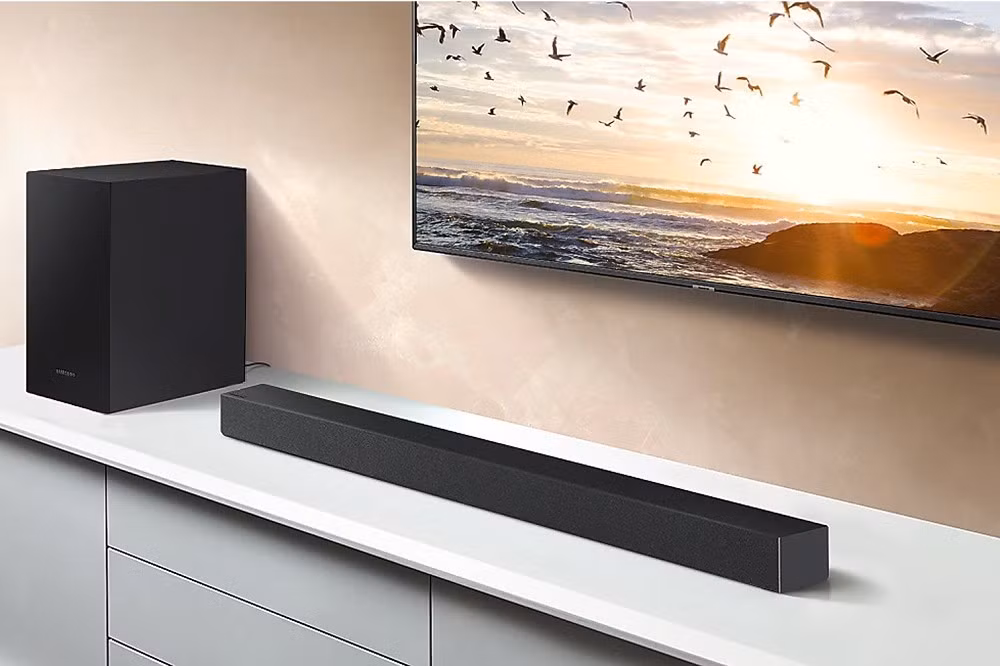 Trong khi đó, Samsung HW-T420 hướng tới trải nghiệm mạnh mẽ hơn với hệ thống 2.1 kênh và subwoofer rời cho dải trầm rõ rệt.