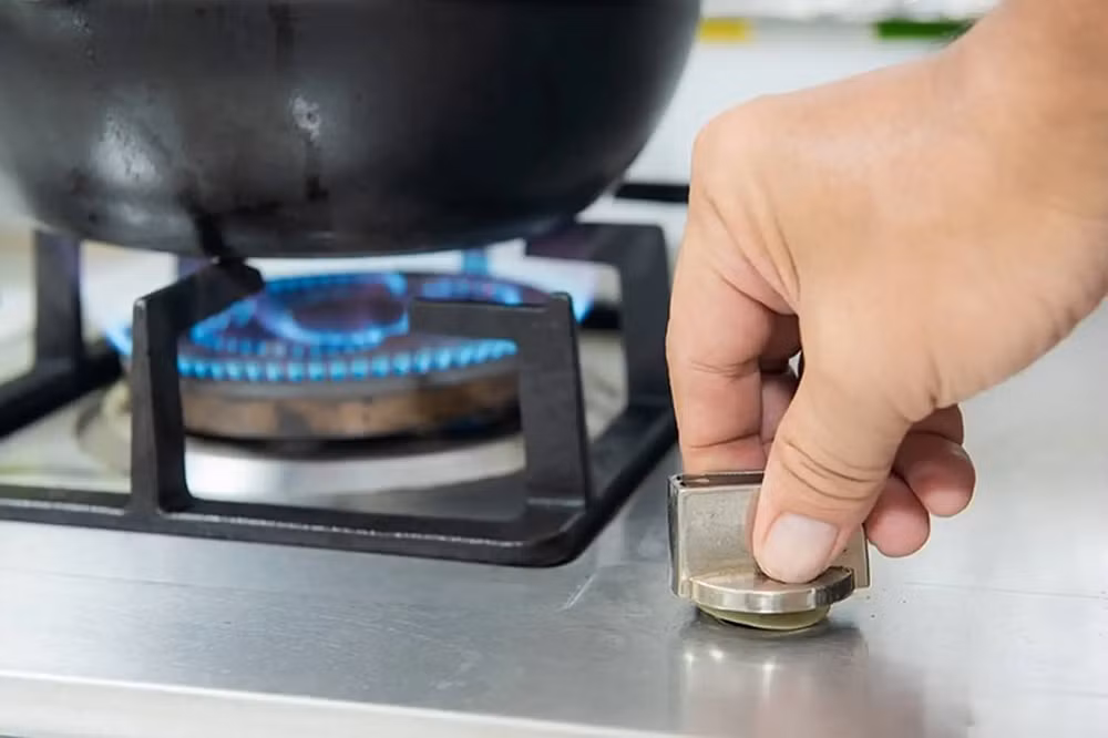 Một trong những lý do quan trọng khiến bếp gas tiếp tục được ưa chuộng là khả năng điều chỉnh ngọn lửa trực tiếp bằng núm vặn cơ học, giúp người dùng dễ dàng kiểm soát nhiệt độ khi chế biến món ăn, đặc biệt phù hợp với người lớn tuổi hoặc những người đã quen sử dụng bếp truyền thống trong nhiều năm.