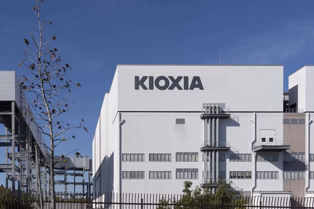 Minh chứng rõ nhất là Kioxia Holdings, công ty được tách ra từ bộ phận chip nhớ của Toshiba, hiện đã trở thành doanh nghiệp có giá trị lớn nhất Nhật Bản với vốn hóa khoảng 56.000 tỷ yên, tương đương 346 tỷ USD, sau khi giá cổ phiếu tăng tới 71 lần kể từ đợt chào bán cuối năm 2024, trong khi Toshiba chỉ còn nắm khoảng 16% cổ phần và vẫn tiếp tục có kế hoạch thoái vốn.
