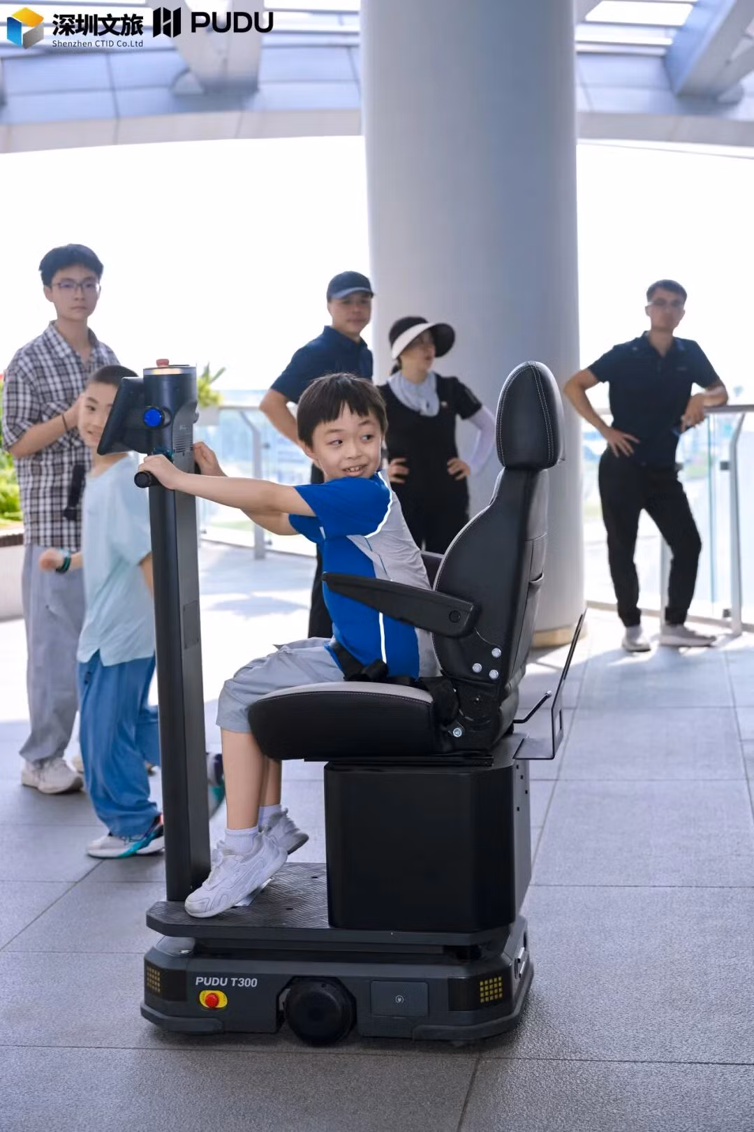 Theo thông tin được công bố, robot sẽ đảm nhiệm hàng loạt công việc như tiếp đón khách tại sảnh, hướng dẫn nhận phòng, vận chuyển hành lý, giao đồ ăn tận cửa, dọn dẹp phòng nghỉ, vệ sinh khu vực công cộng, tuần tra an ninh và hỗ trợ giải đáp nhu cầu của khách lưu trú trong suốt thời gian sử dụng dịch vụ.