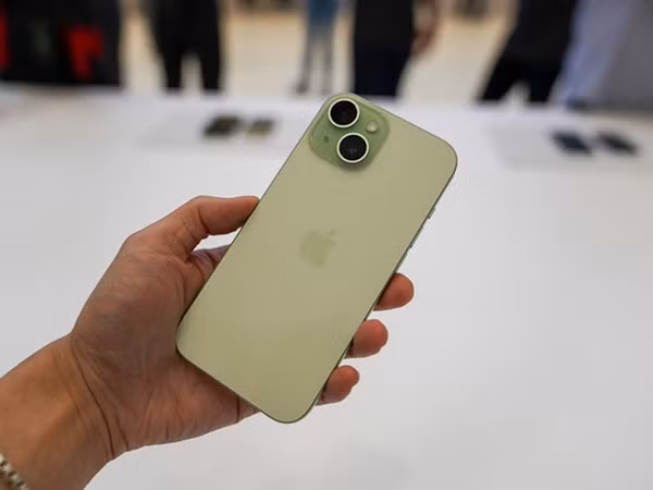 1. iPhone 15 đang là lựa chọn hấp dẫn nhất ở phân khúc phổ thông khi giá máy cũ bản 128GB chỉ còn khoảng 11,1-15 triệu đồng nhưng vẫn sở hữu màn hình OLED 6,1 inch chất lượng cao, Dynamic Island hiện đại, cổng USB-C tiện lợi cùng camera chính 48MP đủ sức đáp ứng tốt nhu cầu chụp ảnh, giải trí và làm việc hằng ngày, đặc biệt phù hợp với học sinh, sinh viên hoặc người dùng muốn nâng cấp từ các đời iPhone cũ hơn mà không cần bỏ ra số tiền quá lớn.