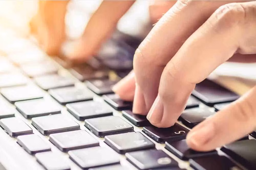 Dù vậy, nhiều chuyên gia công nghệ tin rằng bàn phím truyền thống có thể dần mất vai trò trung tâm trong tương lai, khi AI giọng nói ngày càng thông minh hơn và con người bắt đầu quen với việc điều khiển máy tính bằng hội thoại tự nhiên thay vì những cú gõ phím quen thuộc suốt hàng chục năm qua.