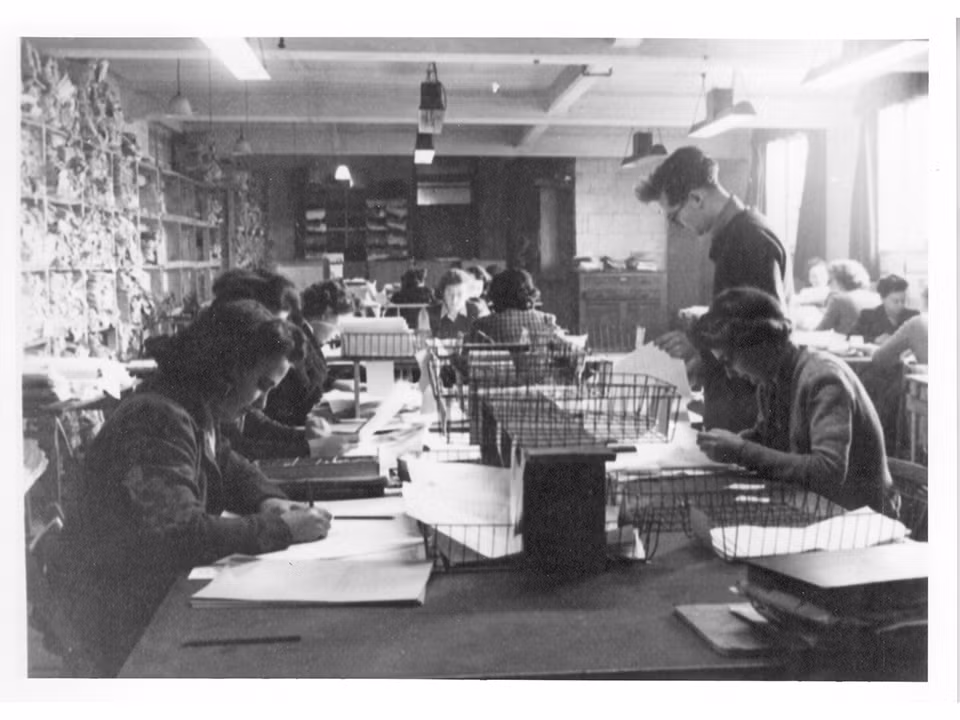 Trong Thế chiến II, Alan Turing trở thành nhân vật chủ chốt tại trung tâm giải mã Bletchley Park khi cùng các cộng sự phát triển và cải tiến máy Bombe để giải mã hệ thống mật mã Enigma của Đức Quốc xã, giúp phe Đồng minh thu thập thông tin chiến lược quan trọng, rút ngắn thời gian chiến tranh khoảng hai năm theo nhiều ước tính và góp phần cứu sống hàng triệu người.