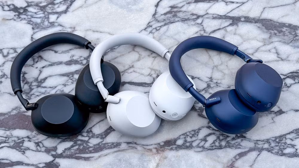 1. Sony WH-1000XM6 (Giá khoảng 12 triệu đồng) gây ấn tượng với hệ thống chống ồn QN3 cùng 12 micro, được nhiều trang uy tín đánh giá là một trong những tai nghe ANC mạnh nhất thị trường.