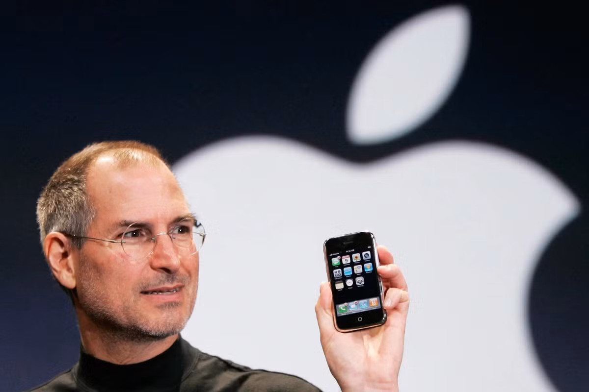 Ngày 9/1/2007, Steve Jobs giới thiệu iPhone, mở ra kỷ nguyên smartphone cảm ứng.