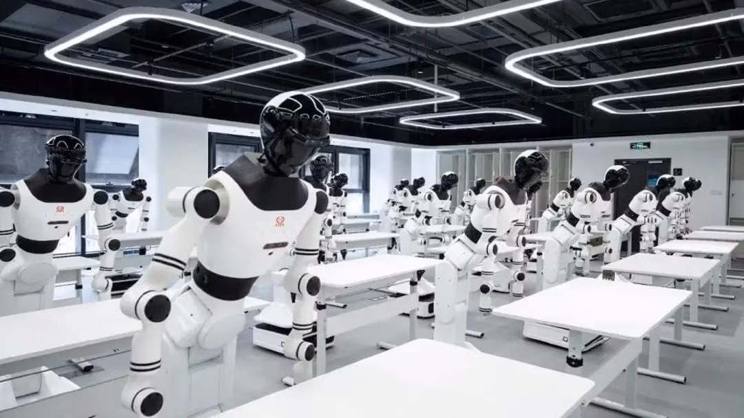 Tại một trung tâm huấn luyện ở Bắc Kinh, robot được cho tiếp xúc với dữ liệu đời thực để hình thành khả năng phản xạ và xử lý tình huống linh hoạt như con người.