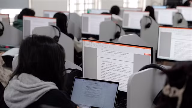 Nghiên cứu được thực hiện trên dữ liệu điểm số giai đoạn 2018–2025 tại một trường đại học lớn ở bang Texas với hơn 50.000 sinh viên, cho thấy số điểm A tăng khoảng 30% ở các môn học mà AI hỗ trợ hiệu quả như viết luận tiếng Anh hay lập trình.