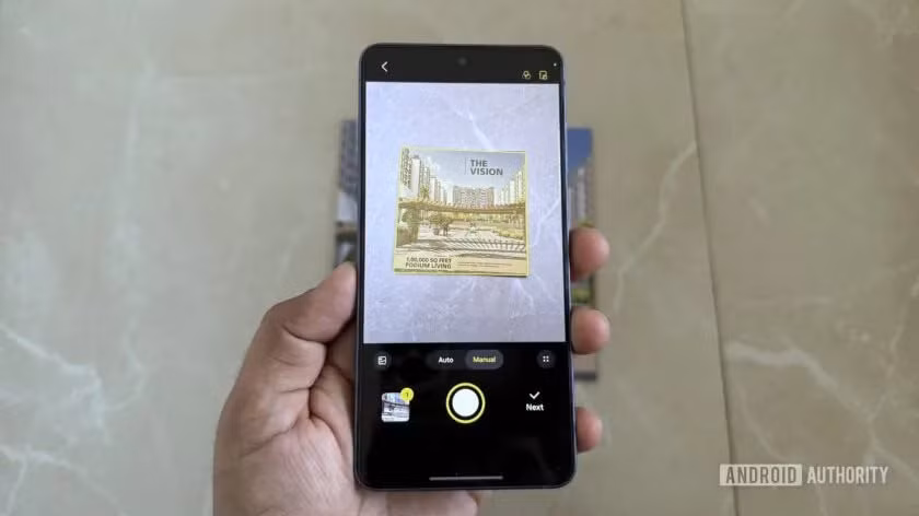 Samsung cũng âm thầm tích hợp một trình quét tài liệu chuyên nghiệp ngay trong ứng dụng máy ảnh mặc định. Khi hướng camera vào văn bản hoặc giấy tờ, hệ thống sẽ tự động nhận diện nội dung và cho phép quét chỉ bằng một lần chạm. Công cụ này hỗ trợ quét nhiều trang liên tiếp, chỉnh sửa góc chụp, loại bỏ chi tiết thừa và lưu tài liệu dưới dạng ảnh hoặc PDF mà không cần cài thêm phần mềm chuyên dụng. (Ảnh Android Authority)