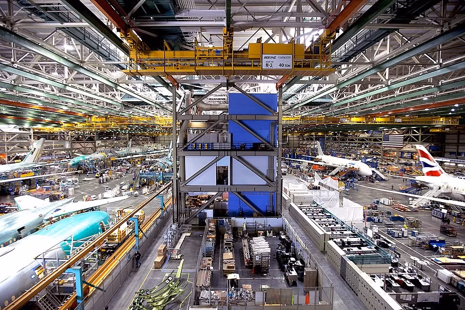 Quy mô khổng lồ từng khiến độ ẩm ngưng tụ thành mây bên trong, buộc Boeing phải lắp hệ thống điều hòa khổng lồ.