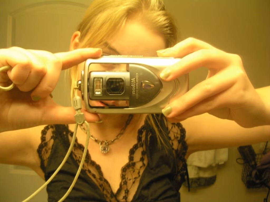 Sự trở lại của digicam chứng minh rằng cảm xúc đôi khi còn giá trị hơn công nghệ hoàn hảo.