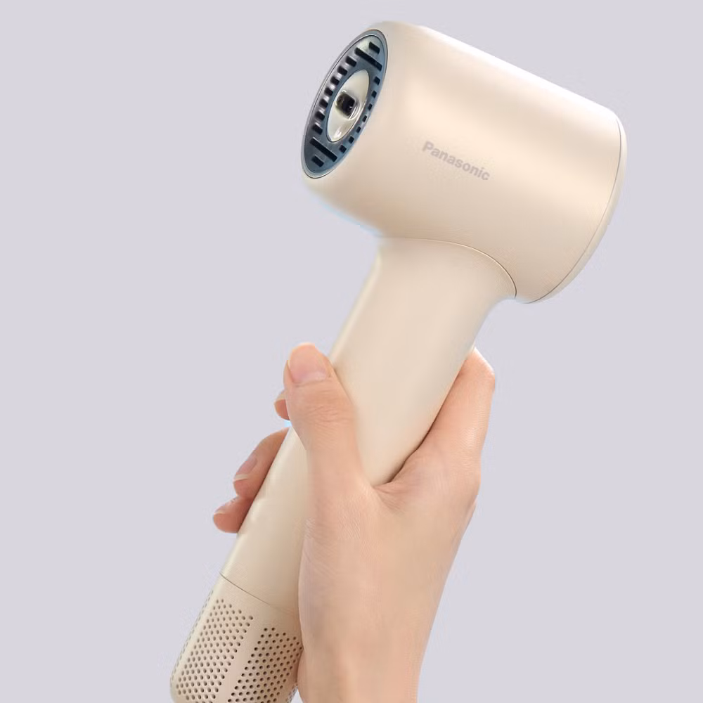 Bên cạnh Dyson, Panasonic lựa chọn hướng đi thực dụng hơn với mẫu Ionity EH-NE9M khi tập trung vào công nghệ ion âm giúp giảm hiện tượng tĩnh điện trên tóc, hạn chế xơ rối và duy trì độ mềm mượt tự nhiên, đặc biệt phù hợp với những người thường xuyên sử dụng máy sấy hoặc sở hữu mái tóc nhuộm, tóc yếu và dễ hư tổn.