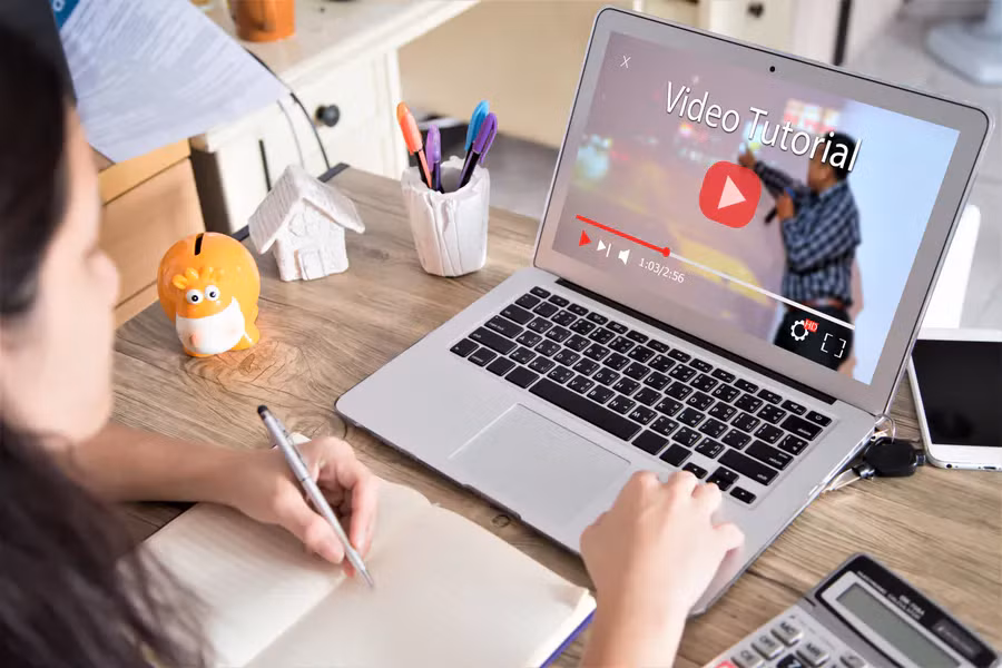 Một số video từng để lộ hình ảnh hoặc giọng nói học sinh, khiến phụ huynh lo ngại trẻ em bị biến thành “chất liệu nội dung” thay vì trung tâm của việc học.