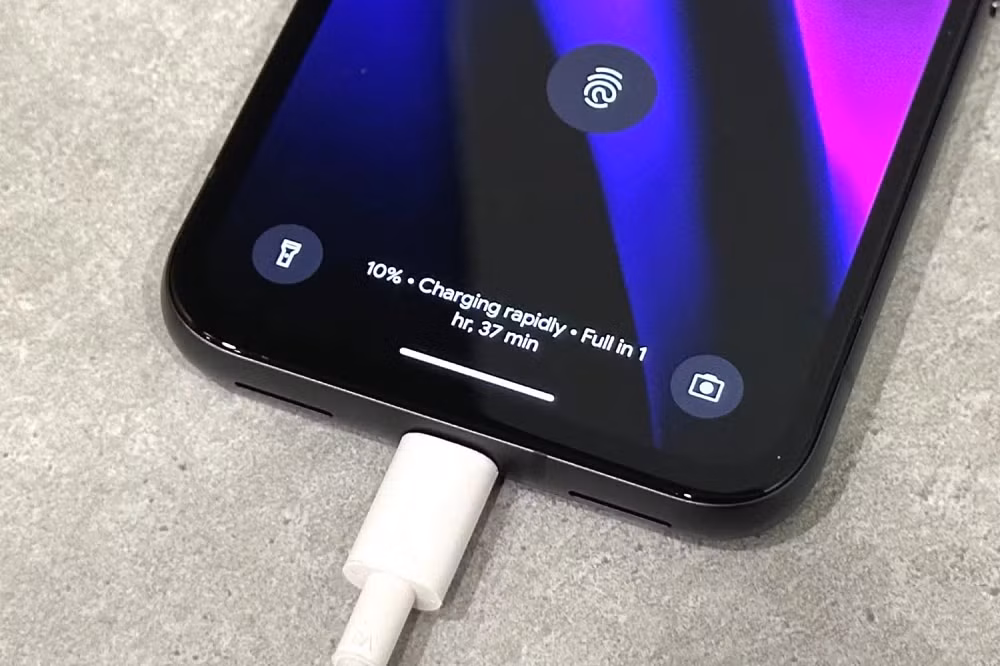 Theo Jon Gilbert, pin Lithium trên smartphone sẽ xuống cấp theo thời gian do quá trình sạc và xả liên tục, trong đó nhiệt độ và tốc độ sạc là hai yếu tố ảnh hưởng trực tiếp tới tuổi thọ pin của thiết bị.