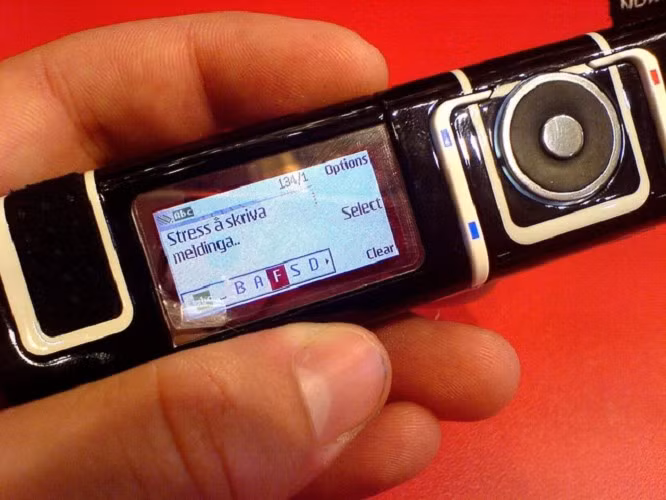 3. Nokia 7280 giống hệt thỏi son, không có bàn phím mà dùng nút xoay để điều khiển như iPod.