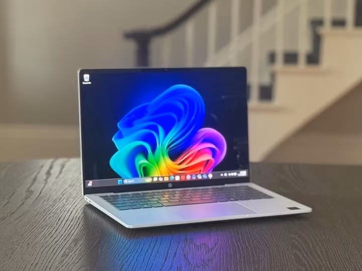 Đứng đầu danh sách là HP OmniBook 5 14 inch khi mẫu laptop này gây ấn tượng mạnh với thời lượng pin thực tế lên tới hơn 34 giờ theo thử nghiệm của PCMag, vượt xa mức công bố 26 giờ 30 phút từ HP, đồng thời còn sở hữu màn hình OLED, RAM 32 GB và SSD 1 TB với mức giá khoảng 21 triệu đồng.