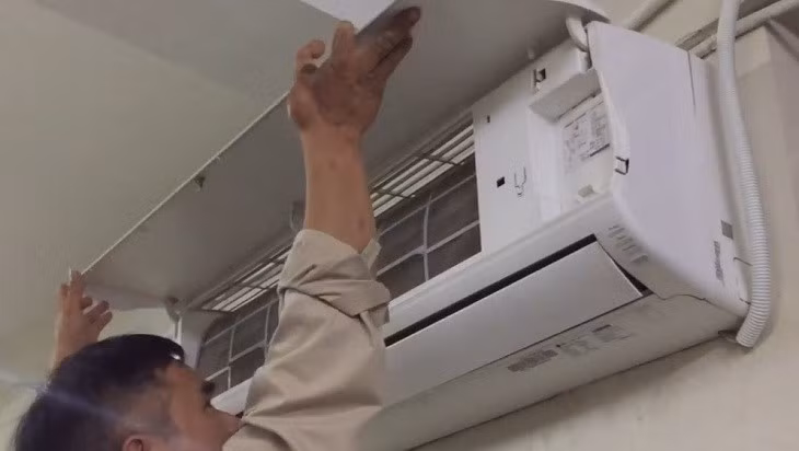 Không chỉ ảnh hưởng sức khỏe, điều hòa bẩn còn khiến khả năng làm mát suy giảm đáng kể, tiêu hao điện năng nhiều hơn và dễ phát sinh các hiện tượng như chảy nước, đóng tuyết hoặc phát ra mùi ẩm mốc khó chịu ngay khi bật máy.