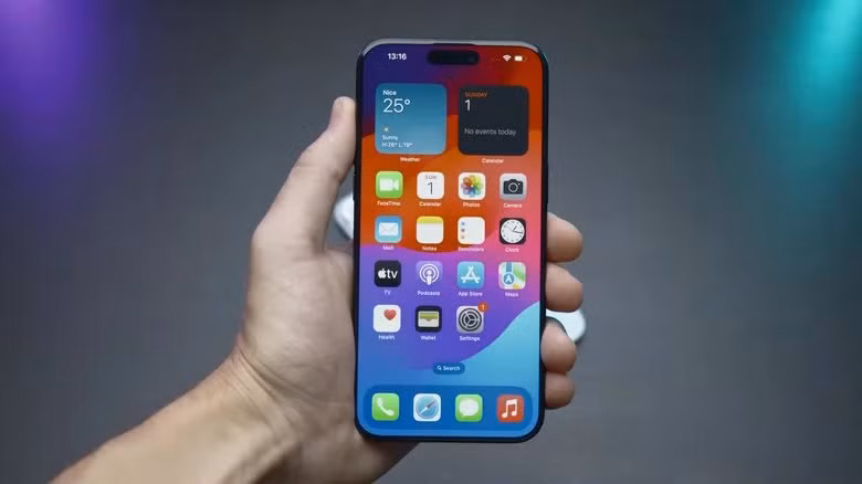 Nếu có ngân sách cao hơn, dòng iPhone 15 Pro và iPhone 15 Pro Max cũng là lựa chọn cực mạnh nhờ chip A17 Pro, hỗ trợ đầy đủ Apple Intelligence và khung viền titanium cao cấp.