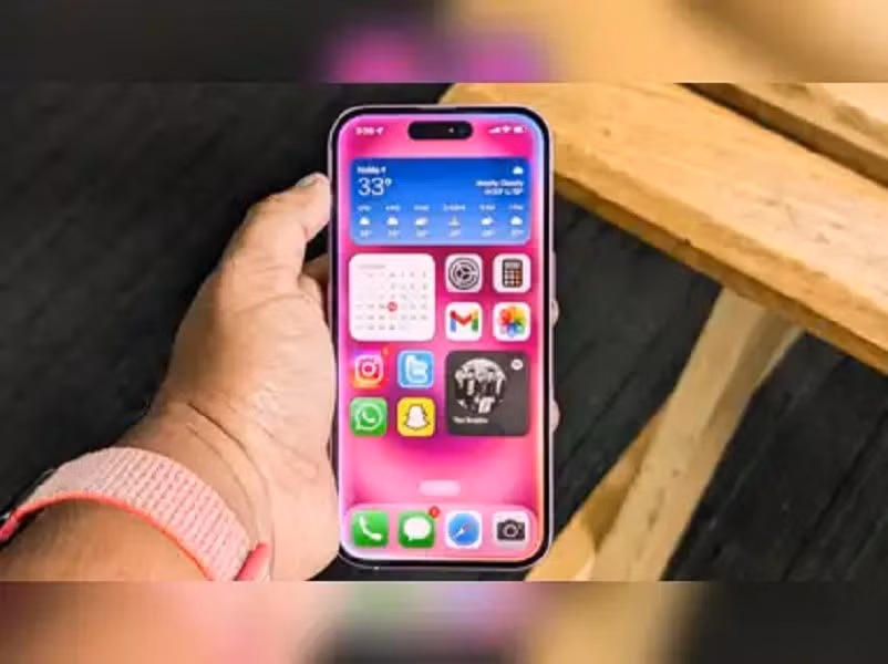 Apple vẫn khuyến cáo nâng cấp vì iOS 18.6 vá hơn 20 lỗ hổng bảo mật, trong đó có lỗi VoiceOver có thể đọc to mật mã.