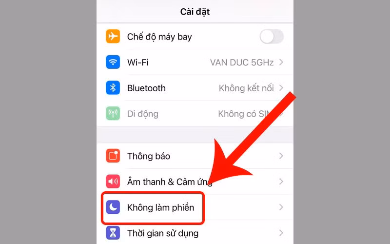 Bật chế độ Không làm phiền hoặc Focus khi ngủ sẽ hạn chế tình trạng màn hình sáng và máy rung.