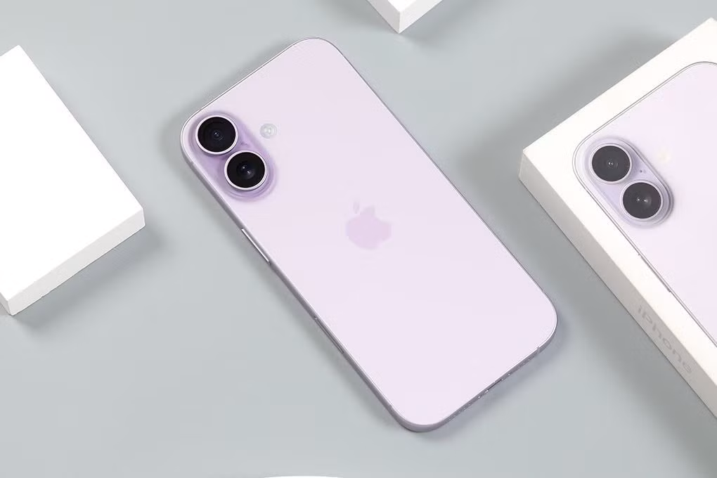 Đáng chú ý, iPhone 17 bản thường với pin 3.692 mAh vẫn đồng hạng nhì cùng OnePlus 15 pin 7.300 mAh.