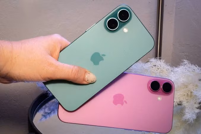 Điểm đáng giá của iPhone 16 không nằm ở thay đổi thiết kế mà ở việc đây là một trong những mẫu iPhone cũ hiếm hoi vừa đáp ứng tốt nhu cầu sử dụng hiện tại vừa đảm bảo khả năng cập nhật phần mềm lâu dài trong nhiều năm tới, phù hợp với người dùng muốn sở hữu một thiết bị gọn nhẹ, hiệu năng mạnh và có thể yên tâm sử dụng ổn định trong thời gian dài.