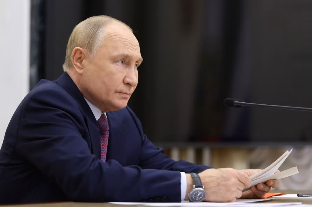 Bên cạnh đó, để tiếp nhận ý kiến từ người dân, Điện Kremlin duy trì các chương trình đối thoại thường niên với quy trình sàng lọc và tổng hợp chuyên nghiệp, giúp Tổng thống Putin nắm bắt những vấn đề nổi bật của xã hội mà không cần phụ thuộc vào mạng xã hội hay các thiết bị di động hiện đại.