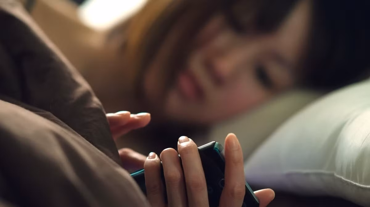 Thậm chí, nhóm dùng điện thoại thường xuyên trước khi ngủ lại tự đánh giá giấc ngủ tốt hơn nhóm dùng vừa phải.