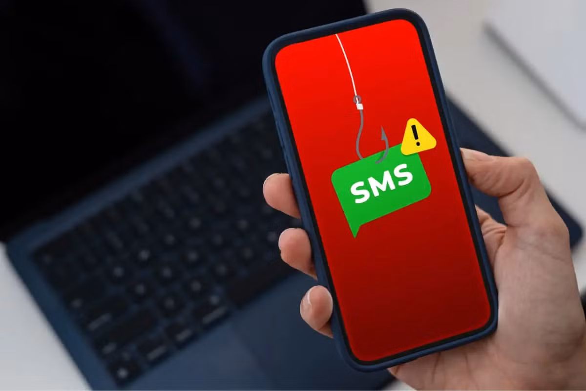 Thay vì yêu cầu chọn hình ảnh hay nhập ký tự như thông thường, các trang web giả mạo hiển thị CAPTCHA yêu cầu người dùng nhấn vào nút xác minh, từ đó kích hoạt ứng dụng SMS với nội dung đã được soạn sẵn.