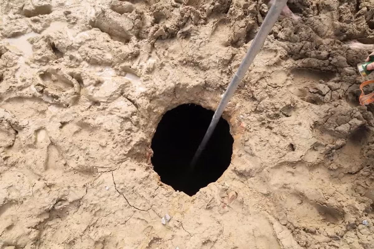 Người dân đã mau chóng báo chính quyền xã để có phương án xử lý. Qua quan sát ban đầu miệng hố rộng khoảng 50-55 cm nằm ngay chính giữa ruộng của nhà ông Thắm.
