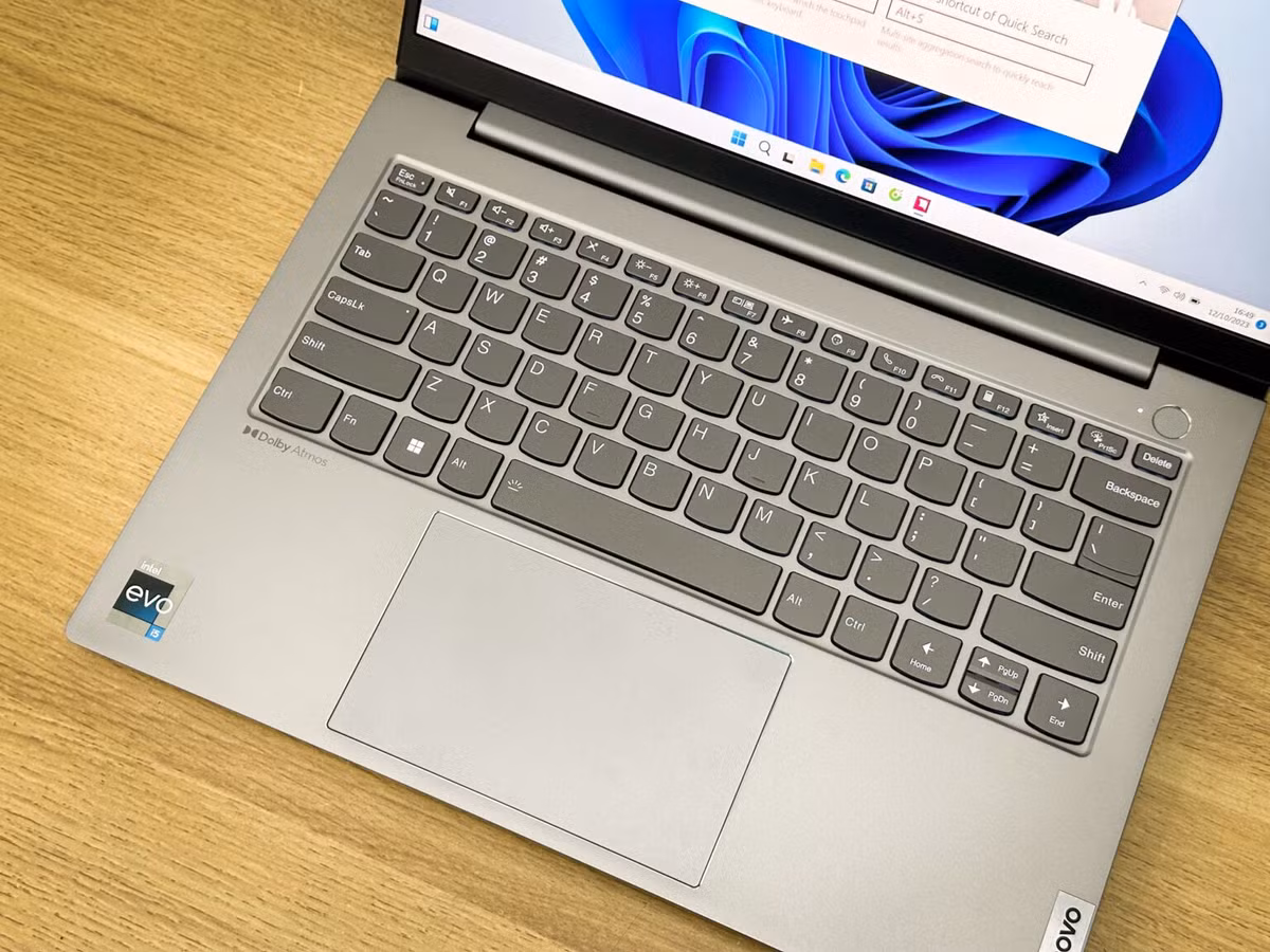 Màn hình IPS Full HD 14 inch kết hợp bàn phím LED trắng giúp làm việc hiệu quả cả ngày lẫn đêm.
