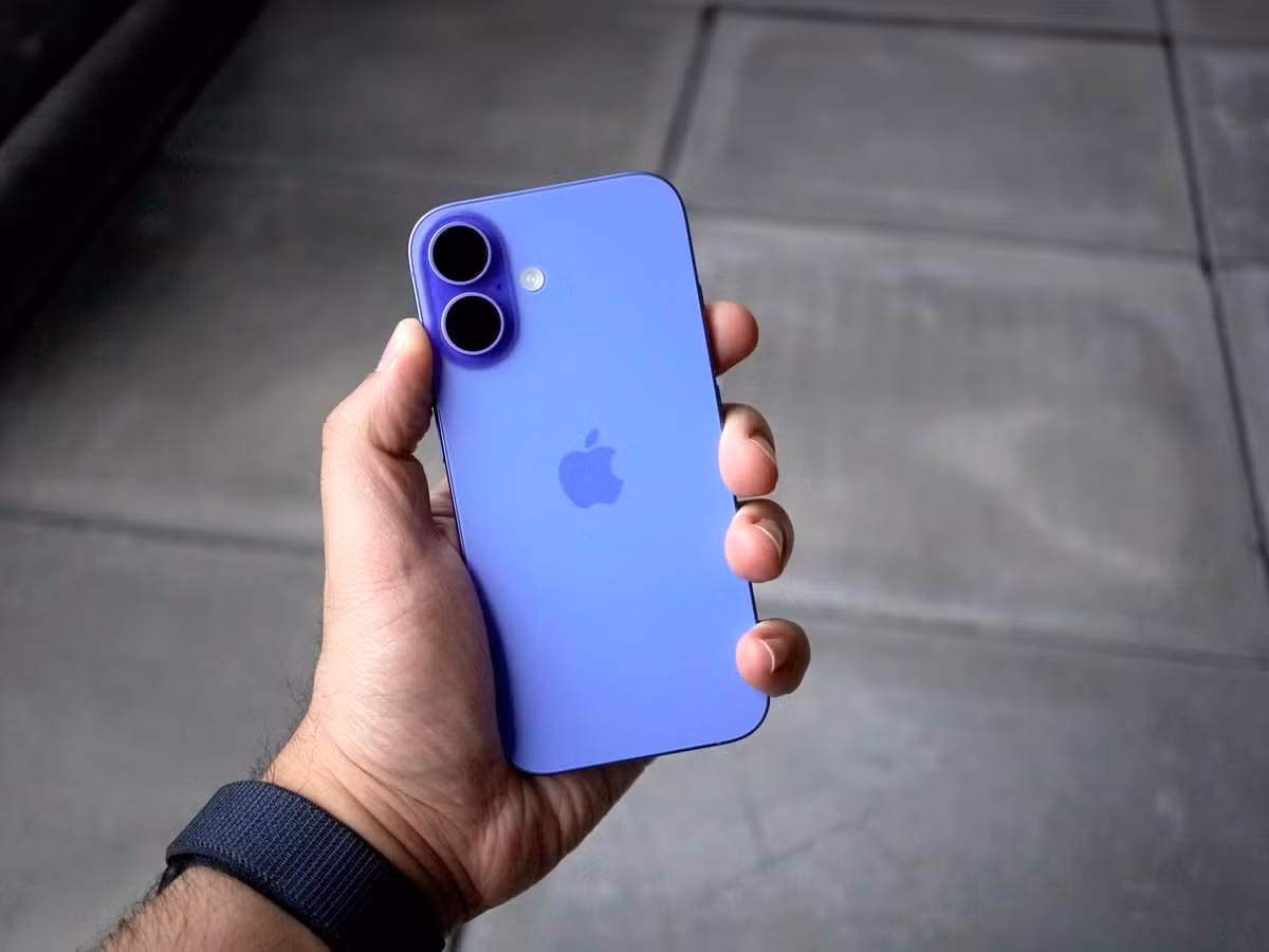 2. iPhone 16 hàng lướt được chào bán từ 15,2 đến 18,4 triệu đồng, sở hữu Dynamic Island, USB-C đồng bộ và nút Action Button hiện đại.
