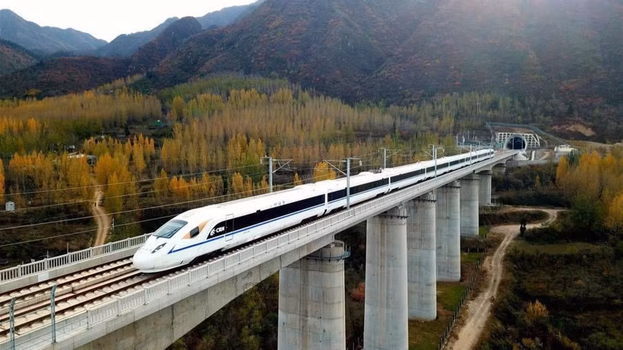 Đây là cột mốc quan trọng trong giai đoạn chạy thử, khi các đoàn tàu kiểm tra được trang bị cảm biến và hệ thống giám sát hiện đại nhằm thu thập dữ liệu vận hành trong điều kiện khắc nghiệt.