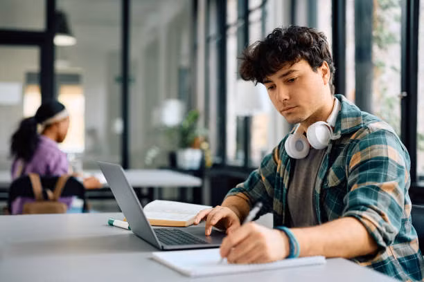 Theo quan điểm của ông, việc học trong thời đại AI không nên chỉ xoay quanh một kỹ năng nghề nghiệp cụ thể mà cần hướng đến khả năng thích nghi, tư duy phản biện, sáng tạo và giải quyết vấn đề, bởi đây là những năng lực được xem là khó bị máy móc thay thế nhất trong tương lai.