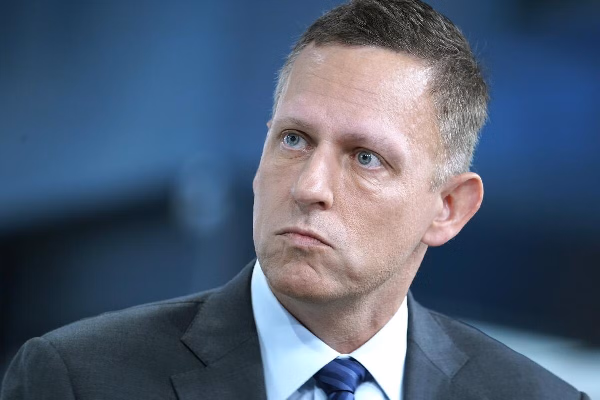 Không chỉ Bryan Johnson, nhiều tỷ phú khác như Peter Thiel cũng từng công khai sử dụng hormone tăng trưởng với hy vọng kéo dài tuổi thọ, trong khi một số người còn thử nghiệm xanh methylene, nicotine hoặc các liệu pháp truyền huyết tương từ người trẻ bất chấp những cảnh báo nghiêm khắc từ cơ quan quản lý y tế Mỹ về nguy cơ dị ứng, nhiễm trùng và thiếu bằng chứng hiệu quả.