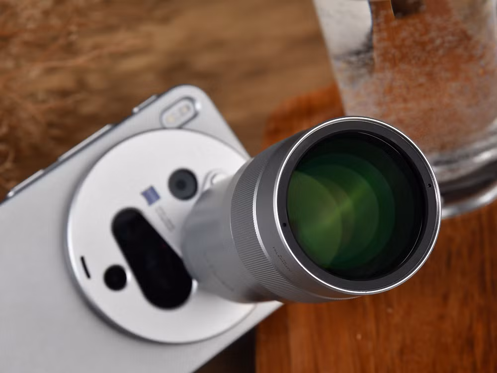 Điểm nhấn là hệ thống camera kép 200MP với ống kính Zeiss, cùng camera góc siêu rộng 50MP.