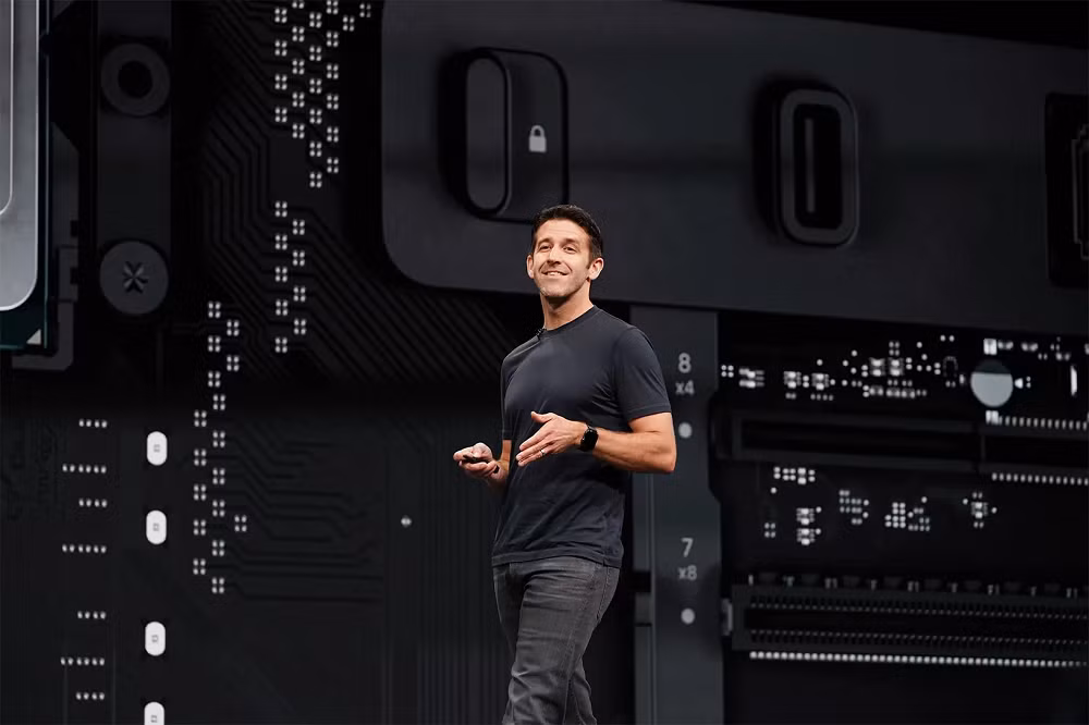 Trước khi gia nhập Apple, ông từng làm việc tại Virtual Research Systems, nơi giúp ông tích lũy kinh nghiệm về công nghệ hiển thị và giao diện người - máy, nền tảng quan trọng cho các sản phẩm hiện đại như thiết bị thực tế ảo.