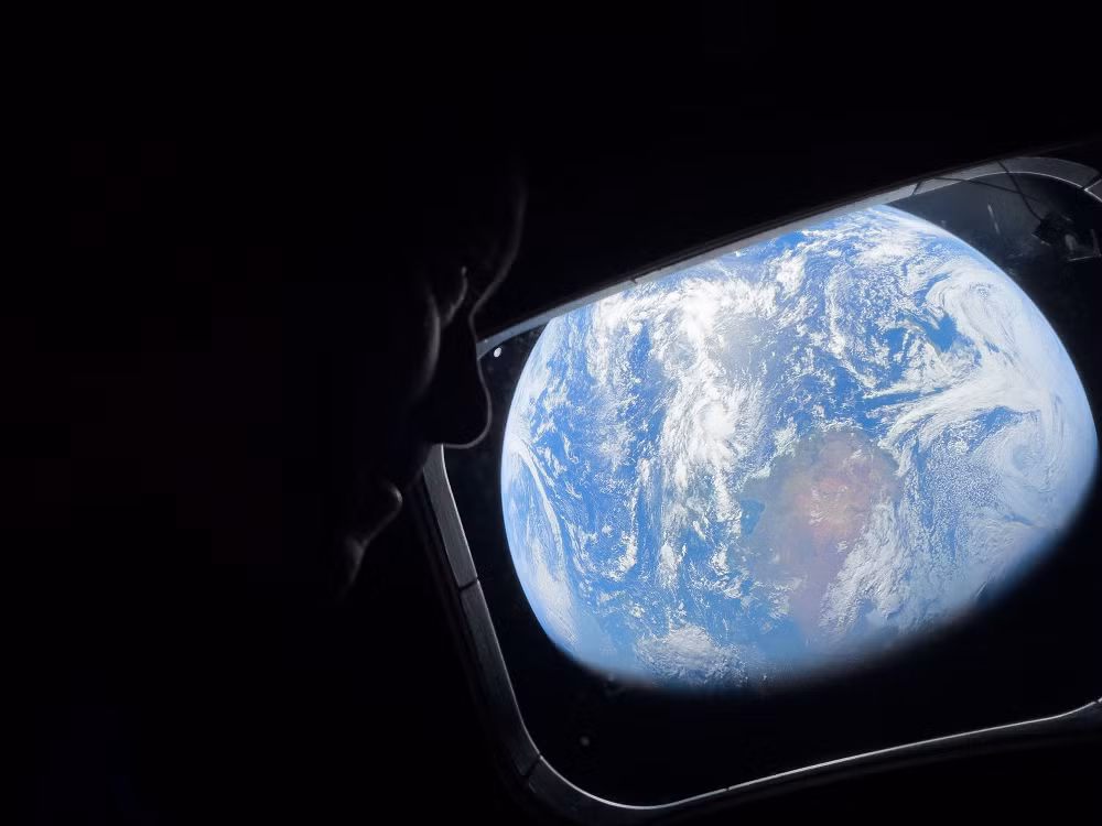 Đây là một trong số ít lần NASA cho phép phi hành gia mang theo smartphone cá nhân, dù các thiết bị này bị vô hiệu hóa hoàn toàn kết nối internet và Bluetooth để đảm bảo an toàn hệ thống.