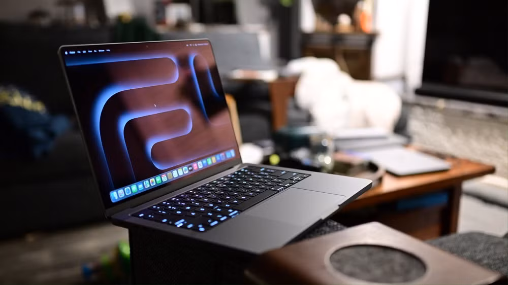 MacBook Pro M5 còn ghi điểm nhờ hệ sinh thái ổn định, thời lượng pin bền bỉ và loạt cổng kết nối hữu ích như HDMI, khe thẻ SD cùng ba cổng Thunderbolt 5 USB-C, giúp máy trở thành lựa chọn đáng cân nhắc cho dân sáng tạo nội dung chuyên nghiệp.