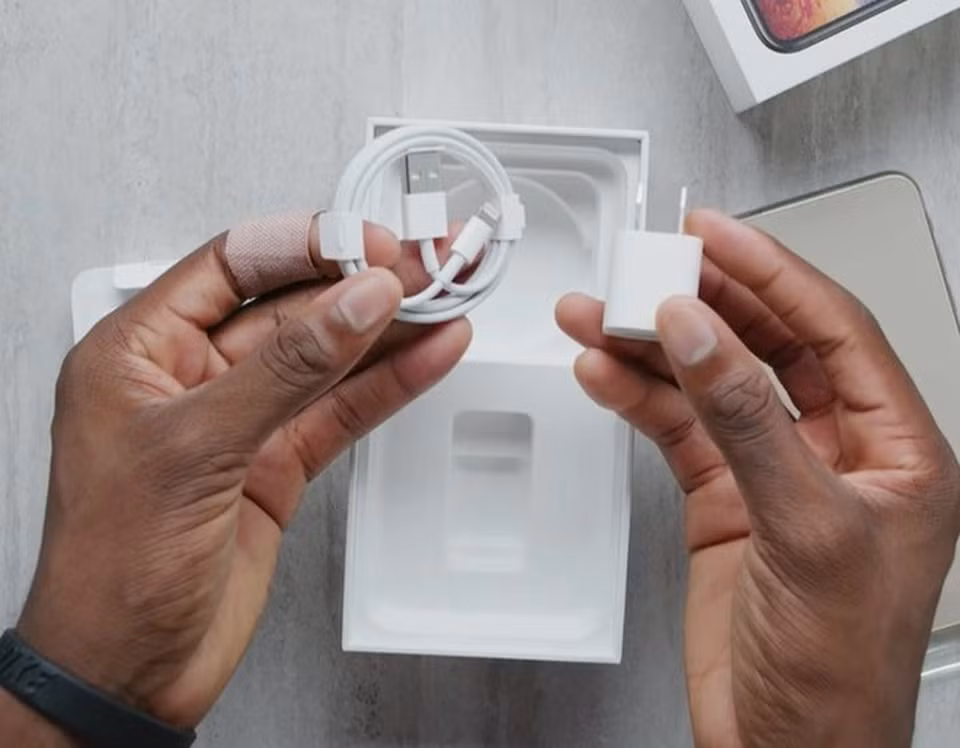 Động thái này khiến nhiều người nhớ lại thời điểm Apple bỏ củ sạc khỏi hộp iPhone 12 vào năm 2020, khi hãng tuyên bố việc thu nhỏ bao bì giúp tăng hơn 70% số lượng sản phẩm vận chuyển trên mỗi pallet và giảm lượng khí thải tương đương hàng trăm nghìn ô tô mỗi năm.